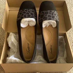 Trotters size 8 black and animal print loafers